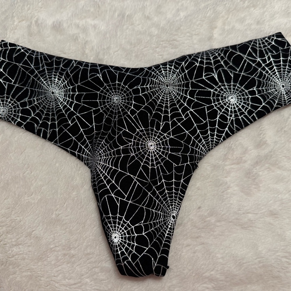 🖤🕸️🕷️NWT/ Victoria's Secret Black and Silver Halloween Cob Web Thong